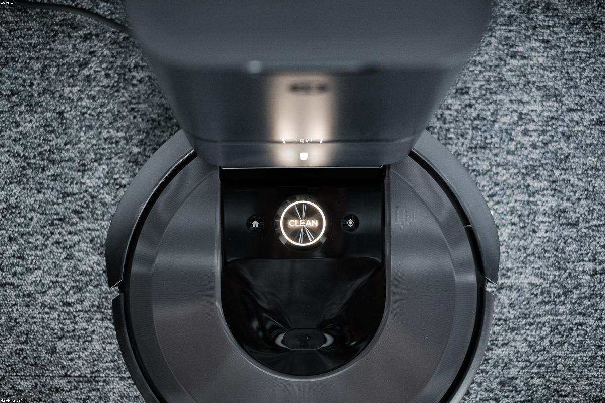 Laveur de sols électrique nettoyant un parquet dans une cuisine